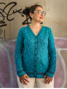 Strickjacke Christi Blossom von Strikkeby in Lake