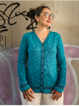 Strickjacke Christi Blossom von Strikkeby in Lake